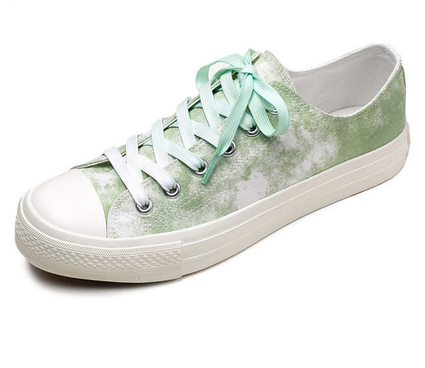 Uus sillerdavates värvides meeste tossude mudel