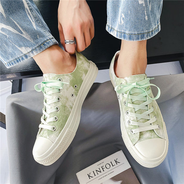 Uus sillerdavates värvides meeste tossude mudel