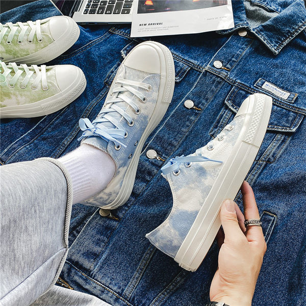 Uus sillerdavates värvides meeste tossude mudel