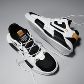 Sportlikud hingavad meeste tossud paelte ja pealdisega