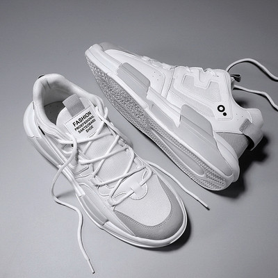 Sportlikud hingavad meeste tossud paelte ja pealdisega