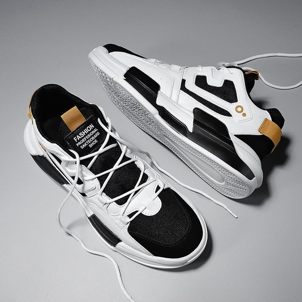 Sportlikud hingavad meeste tossud paelte ja pealdisega