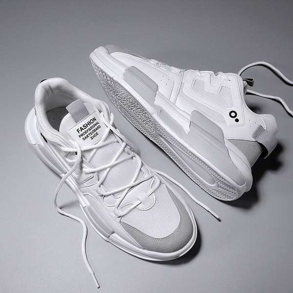 Sportlikud hingavad meeste tossud paelte ja pealdisega