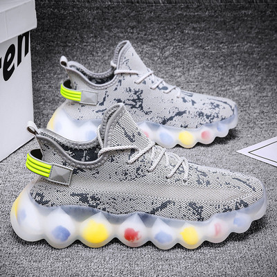 Kareda värvilise tallaga meeste tekstiilist tossud