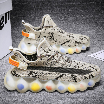 Kareda värvilise tallaga meeste tekstiilist tossud