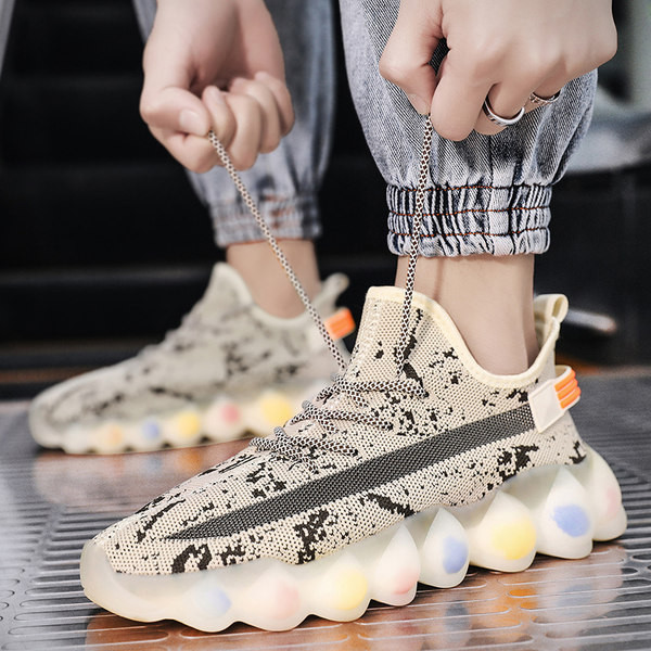 Kareda värvilise tallaga meeste tekstiilist tossud