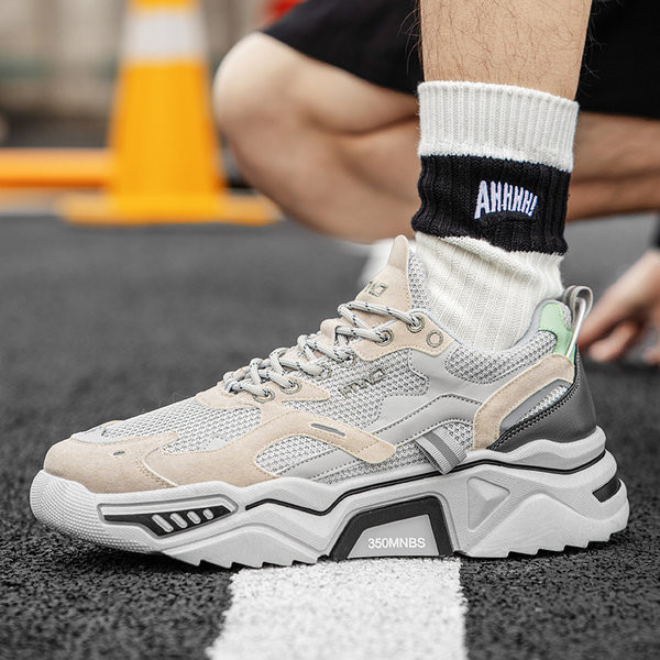 Kolmes värvitoonis paelte ja kareda tallaga meeste tossud