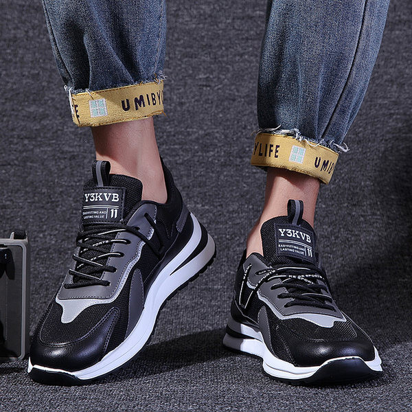 Meeste vabaaja sportlikud hingavad tossud pealdisega