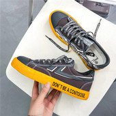 Meeste vabaaja tossud sildi ja lipsudega