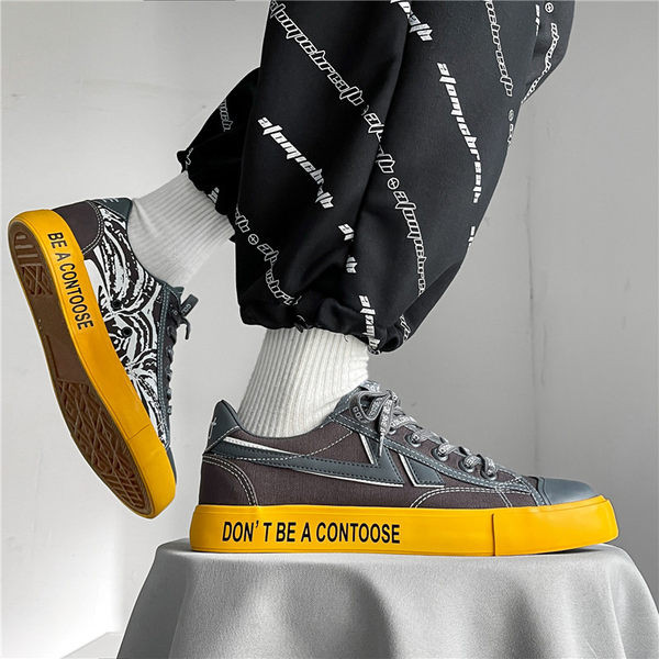 Meeste vabaaja tossud sildi ja lipsudega