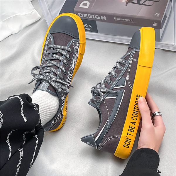 Meeste vabaaja tossud sildi ja lipsudega