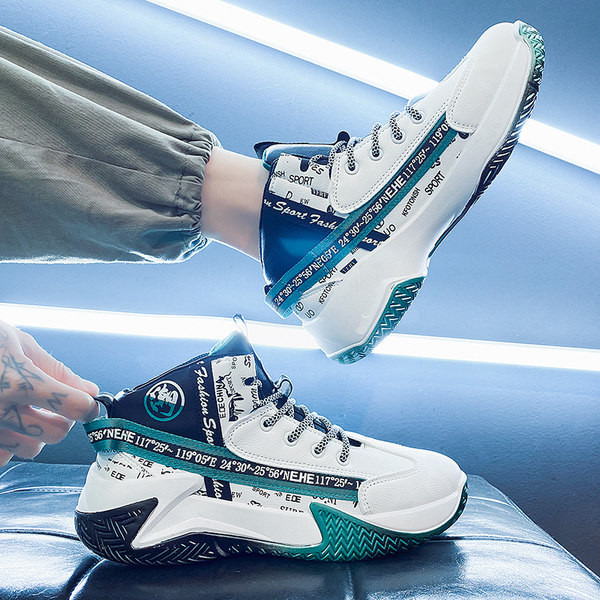 Meeste tossud kirjade ja lipsudega