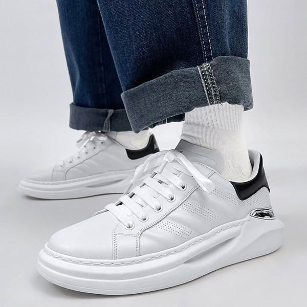 Мъжки маратонки с връзки в бял цвят 