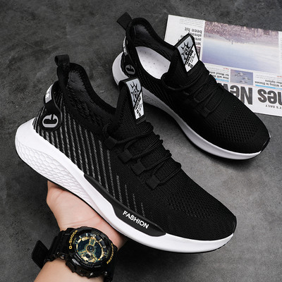 Дишащи спортни маратонки с емблема