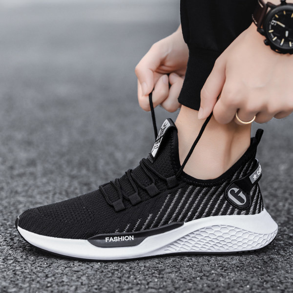 Дишащи спортни маратонки с емблема