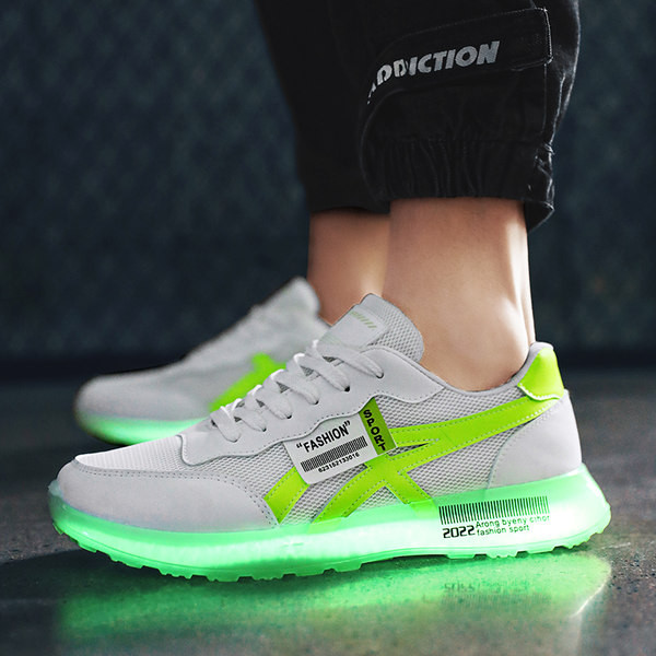 Kolmes värvitoonis meeste tekstiilist tossud