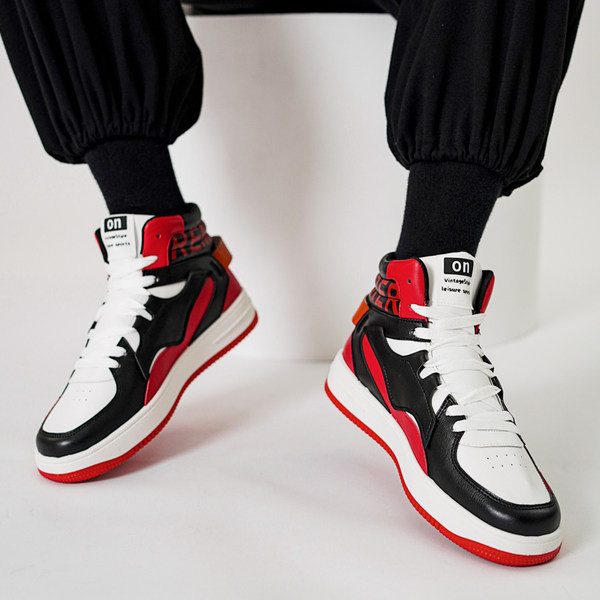 Meeste tossud kirjade ja lameda tallaga