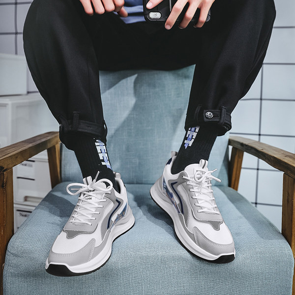 Halli ja musta värvi paeltega meeste tossud