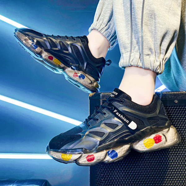 Модерни сникърси с цветна груба подметка