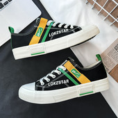 Tikitud tekstiga tekstiilist tossud