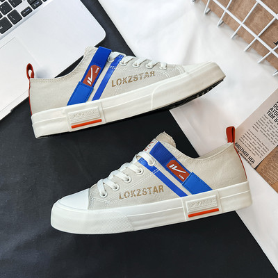 Tikitud tekstiga tekstiilist tossud