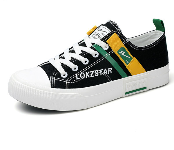 Tikitud tekstiga tekstiilist tossud