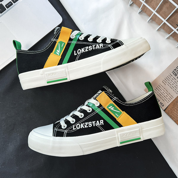 Tikitud tekstiga tekstiilist tossud