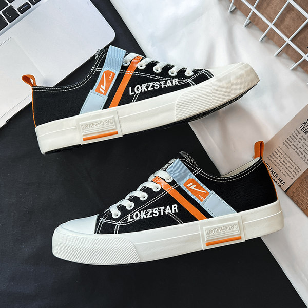 Tikitud tekstiga tekstiilist tossud