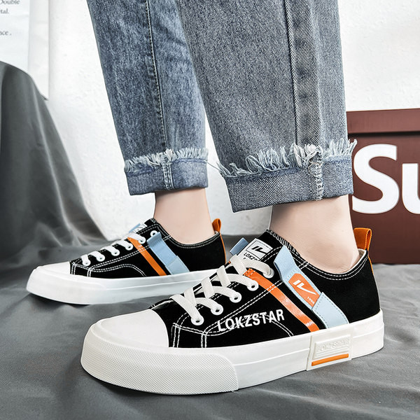 Tikitud tekstiga tekstiilist tossud