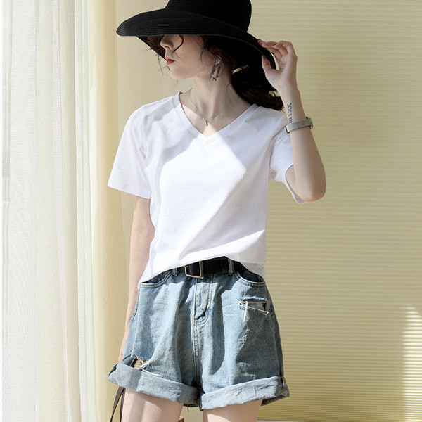 Лятна едноцветна тениска с шпиц деколте