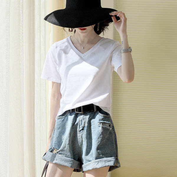 Лятна едноцветна тениска с шпиц деколте