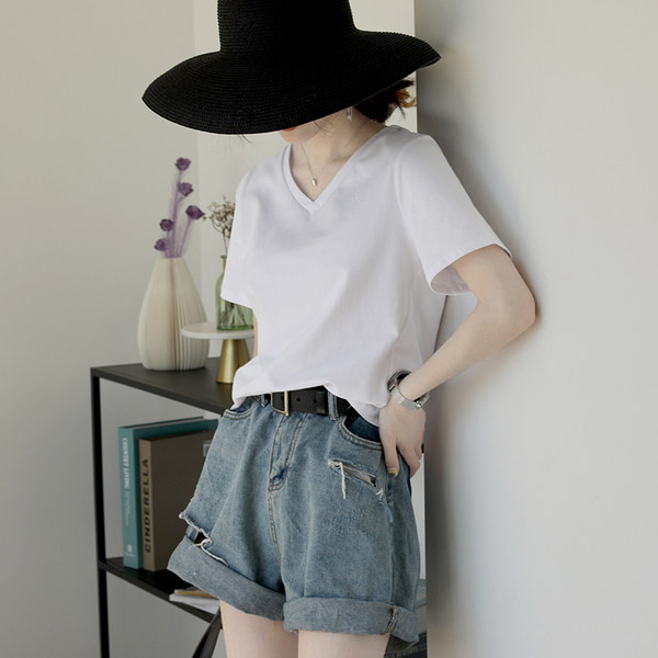 Лятна едноцветна тениска с шпиц деколте