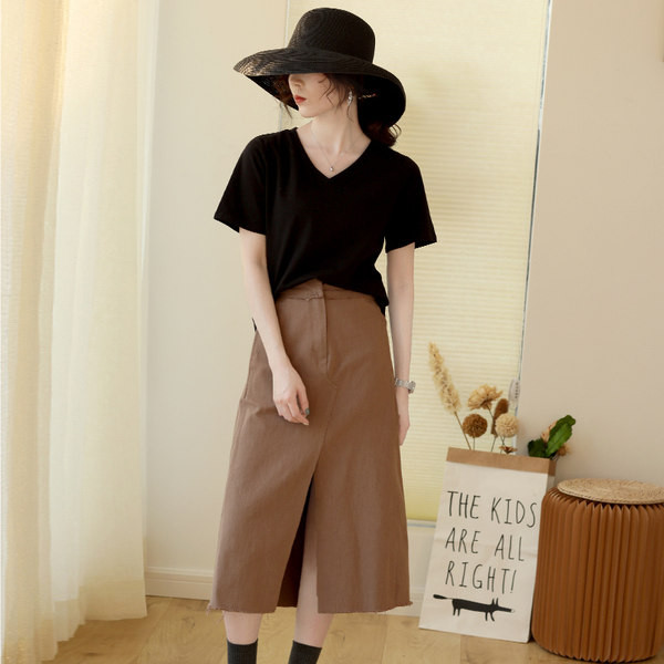 Лятна едноцветна тениска с шпиц деколте