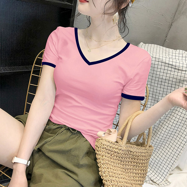 Едноцветна памучна тениска с шпиц деколте 