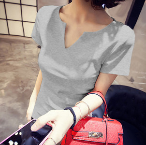 Дамска ежедневна тениска с шпиц деколте изчистен модел