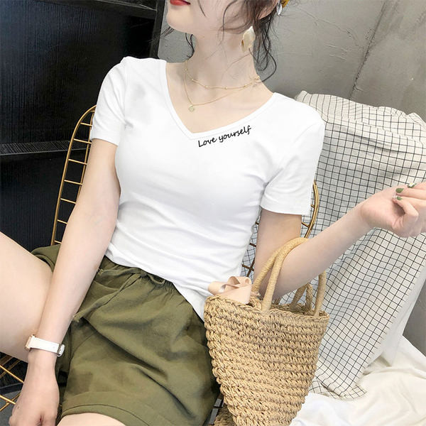 Вталена лятна блуза с шпиц деколте и надпис