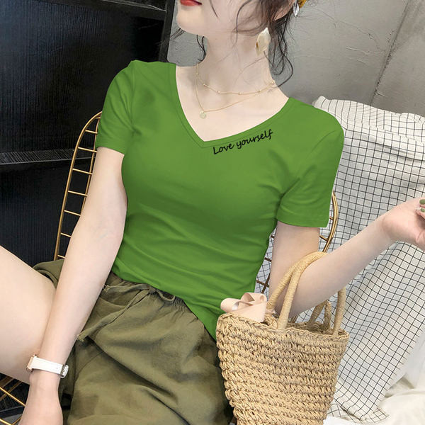 Вталена лятна блуза с шпиц деколте и надпис