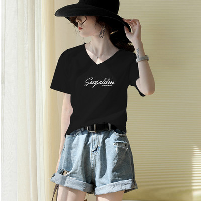 Vasariniai marškinėliai su špicine iškirpte ir užrašu – daug spalvų