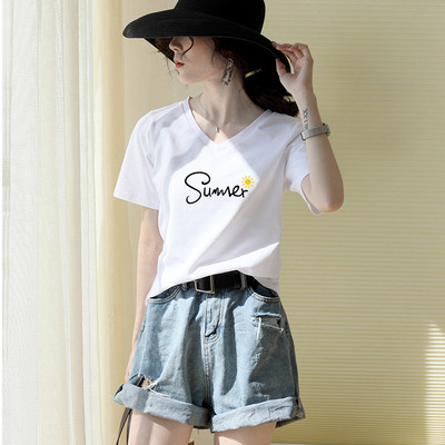 Vasariniai marškinėliai su špicine iškirpte ir užrašu – daug spalvų