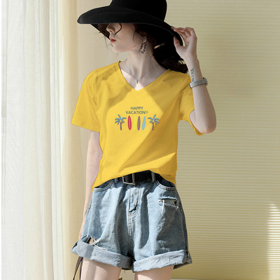 Vasariniai marškinėliai su špicine iškirpte ir užrašu – daug spalvų