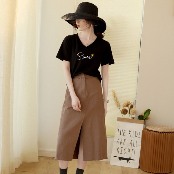 Лятна тениска с шпиц деколте и надпис - много цветове