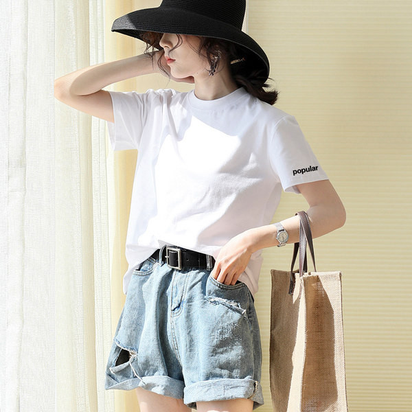 Дамска ежедневна тениска  с овално деколте и бродерия на ръкава