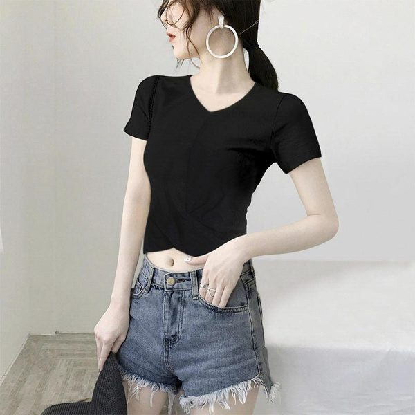 Изчистена тениска с шпиц деколте и къс ръкав