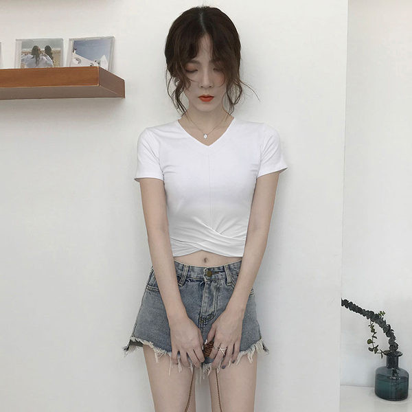 Изчистена тениска с шпиц деколте и къс ръкав