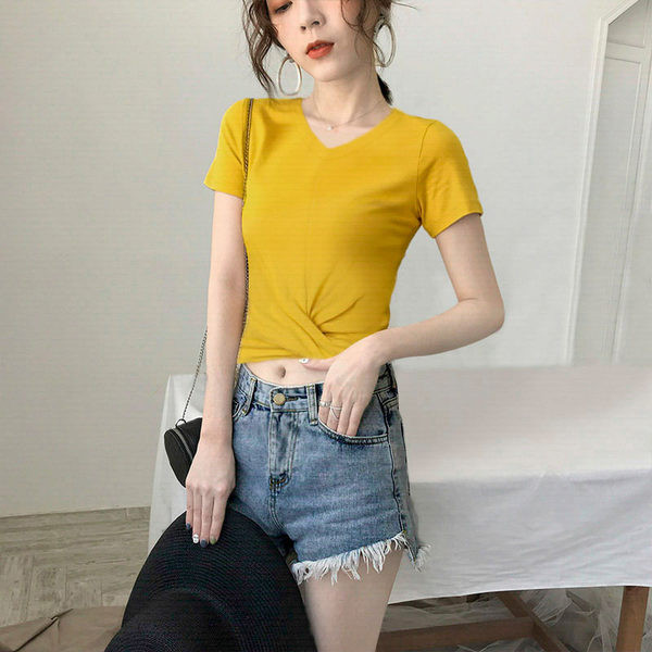 Изчистена тениска с шпиц деколте и къс ръкав