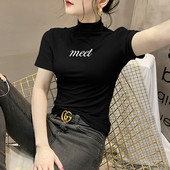 Вталена памучна блуза с надпис с висока яка