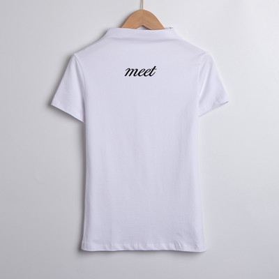 Вталена памучна блуза с надпис с висока яка