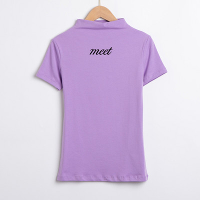 Вталена памучна блуза с надпис с висока яка