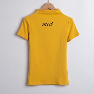 Вталена памучна блуза с надпис с висока яка