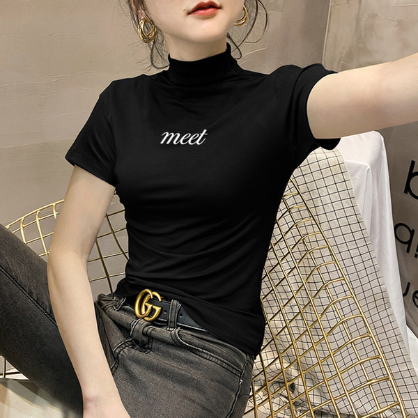 Вталена памучна блуза с надпис с висока яка